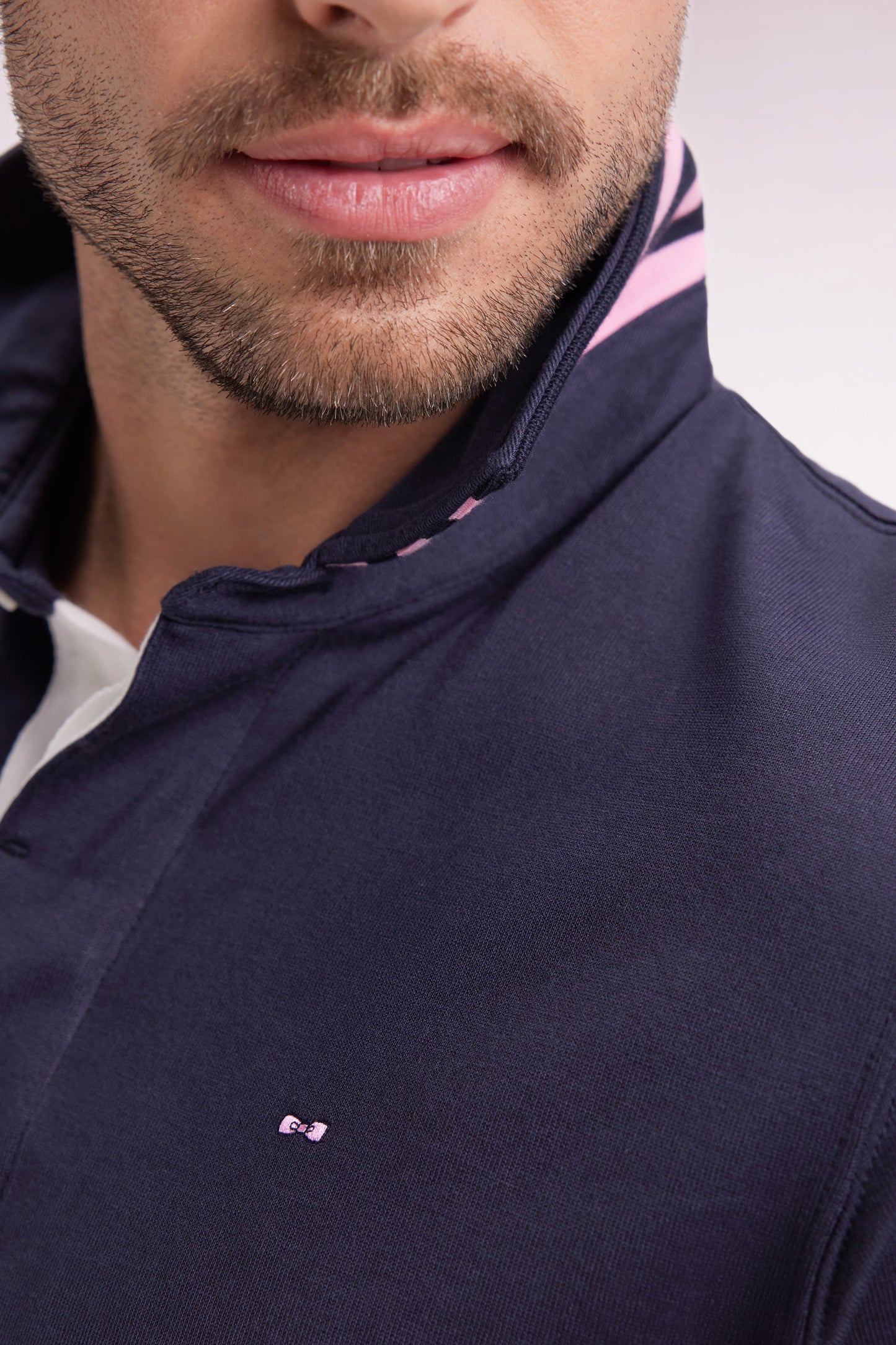 Long-sleeved navy jersey jersey with striped under collar