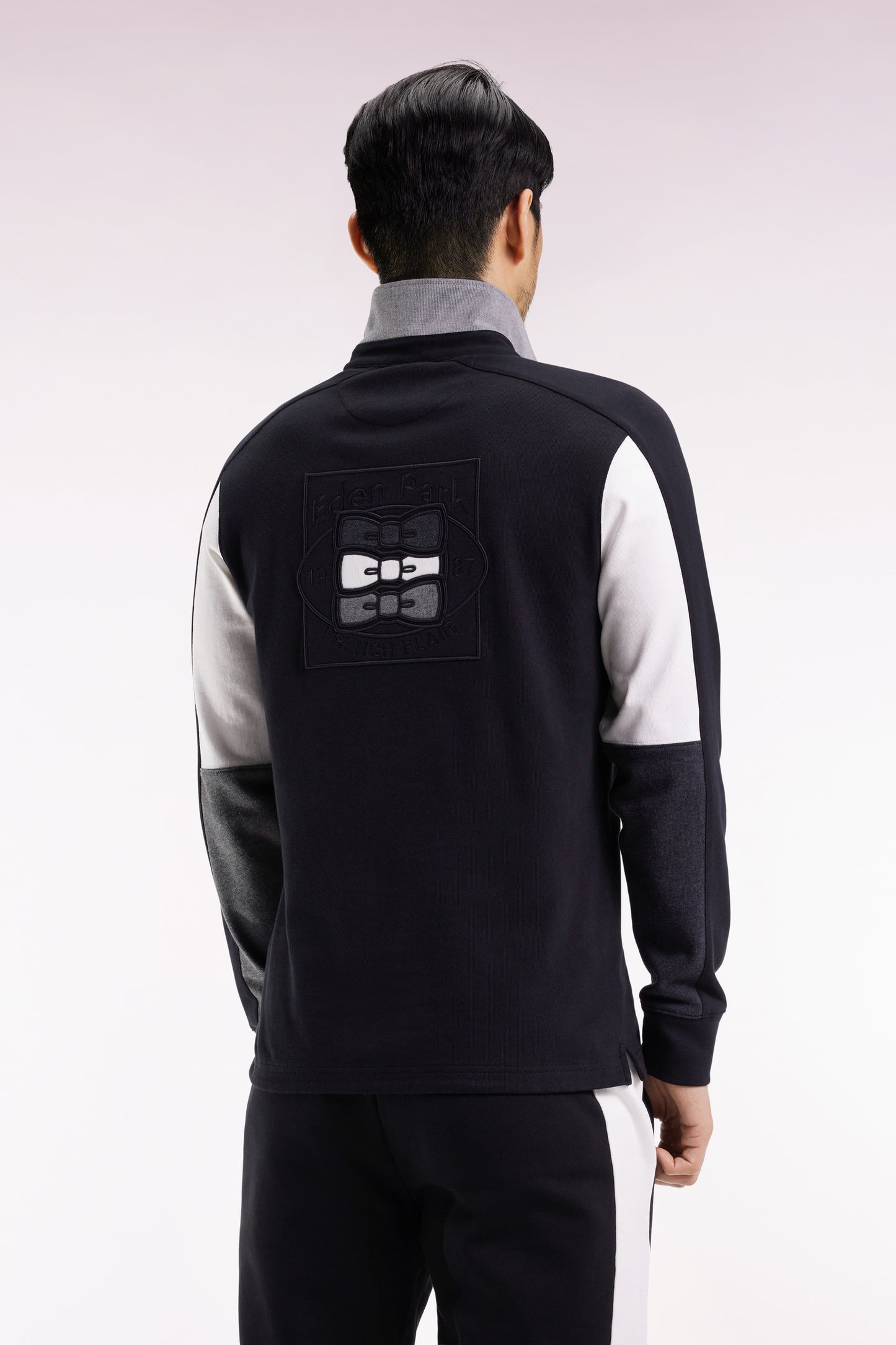 Long-sleeved jersey in thick black cotton jersey with embroidered straight cut