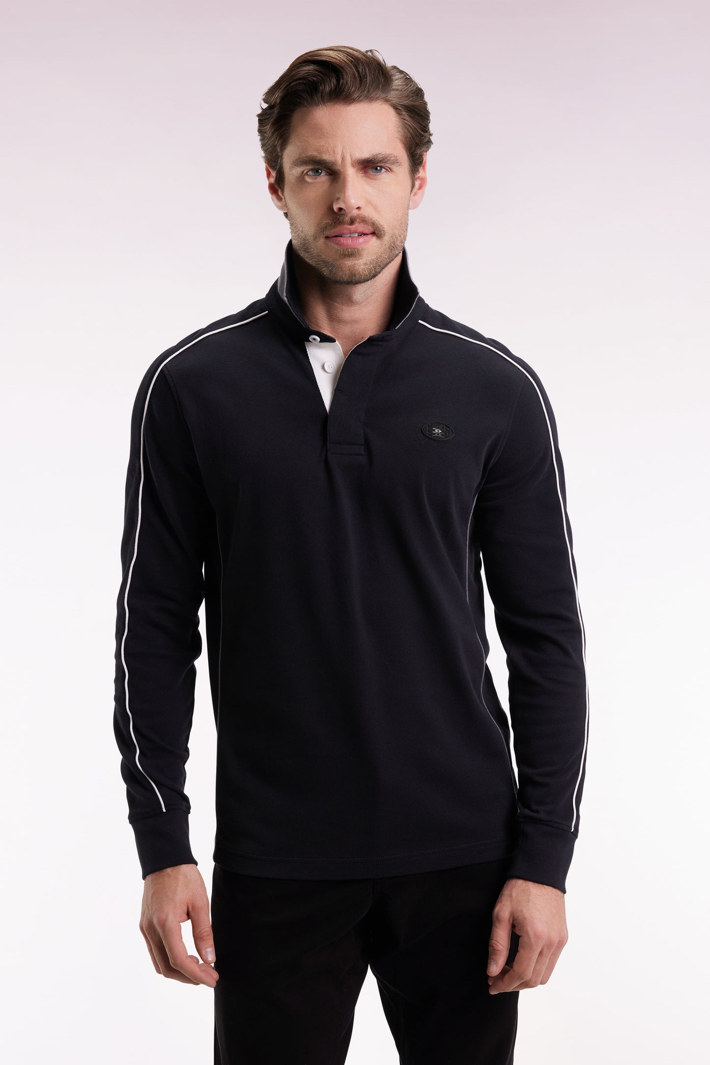 Long-sleeved jersey in thick black cotton with piping, straight cut