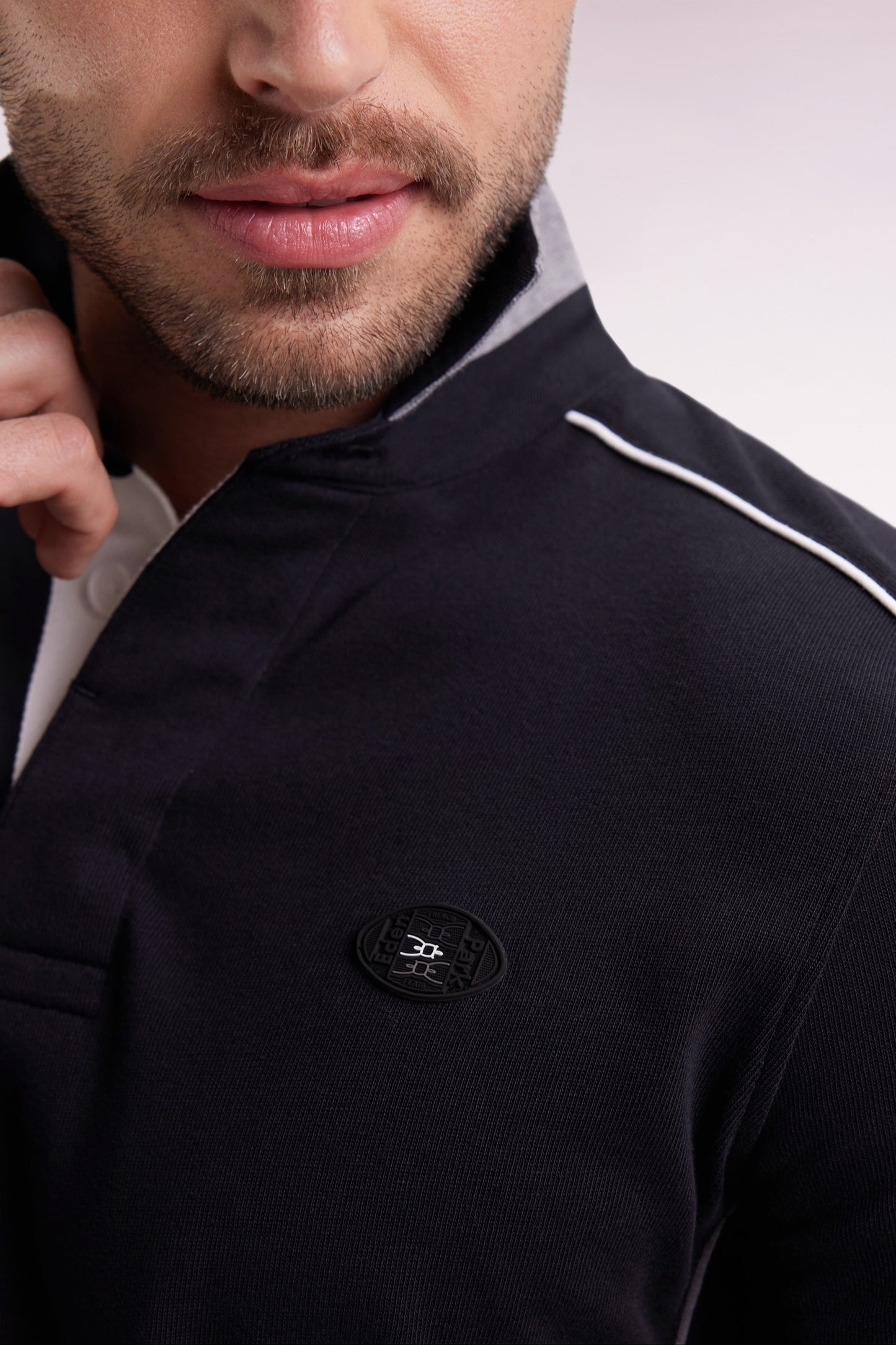 Long-sleeved jersey in thick black cotton with piping, straight cut