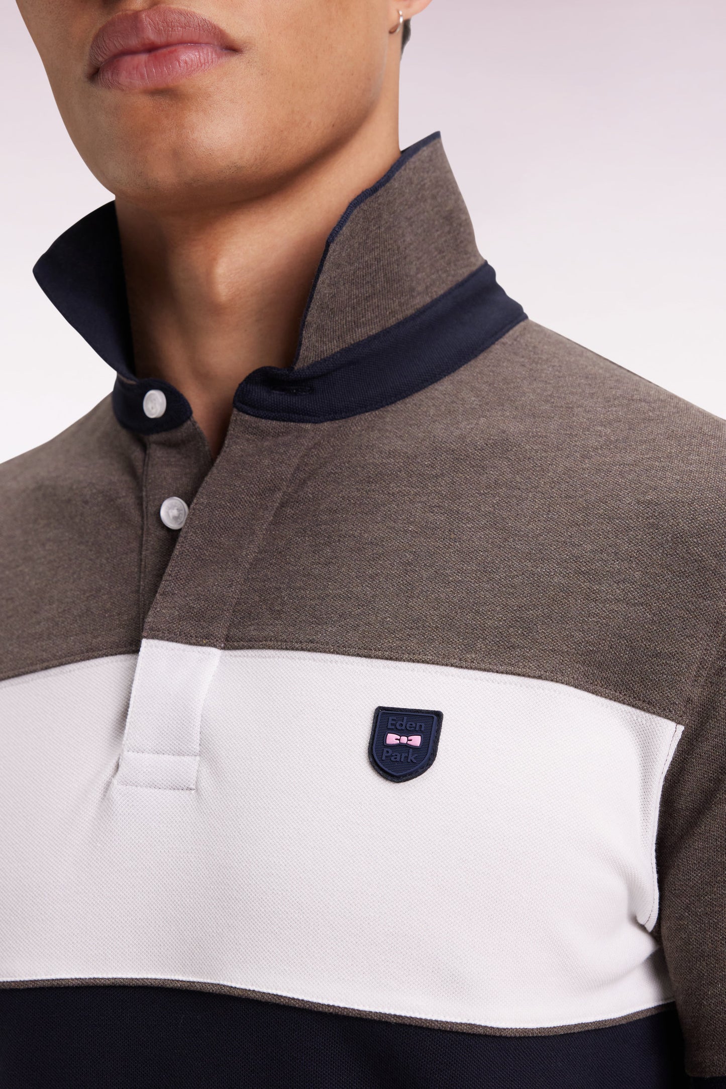 Polo tricolore manches courtes en piqué coton stretch marron coupe slim