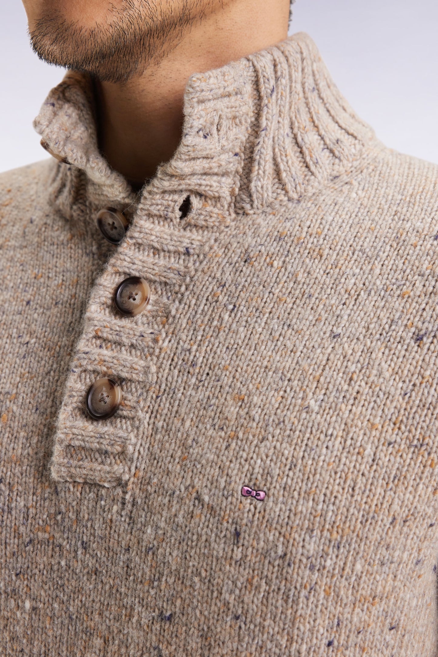 Pull col montant en laine vierge mélangée beige