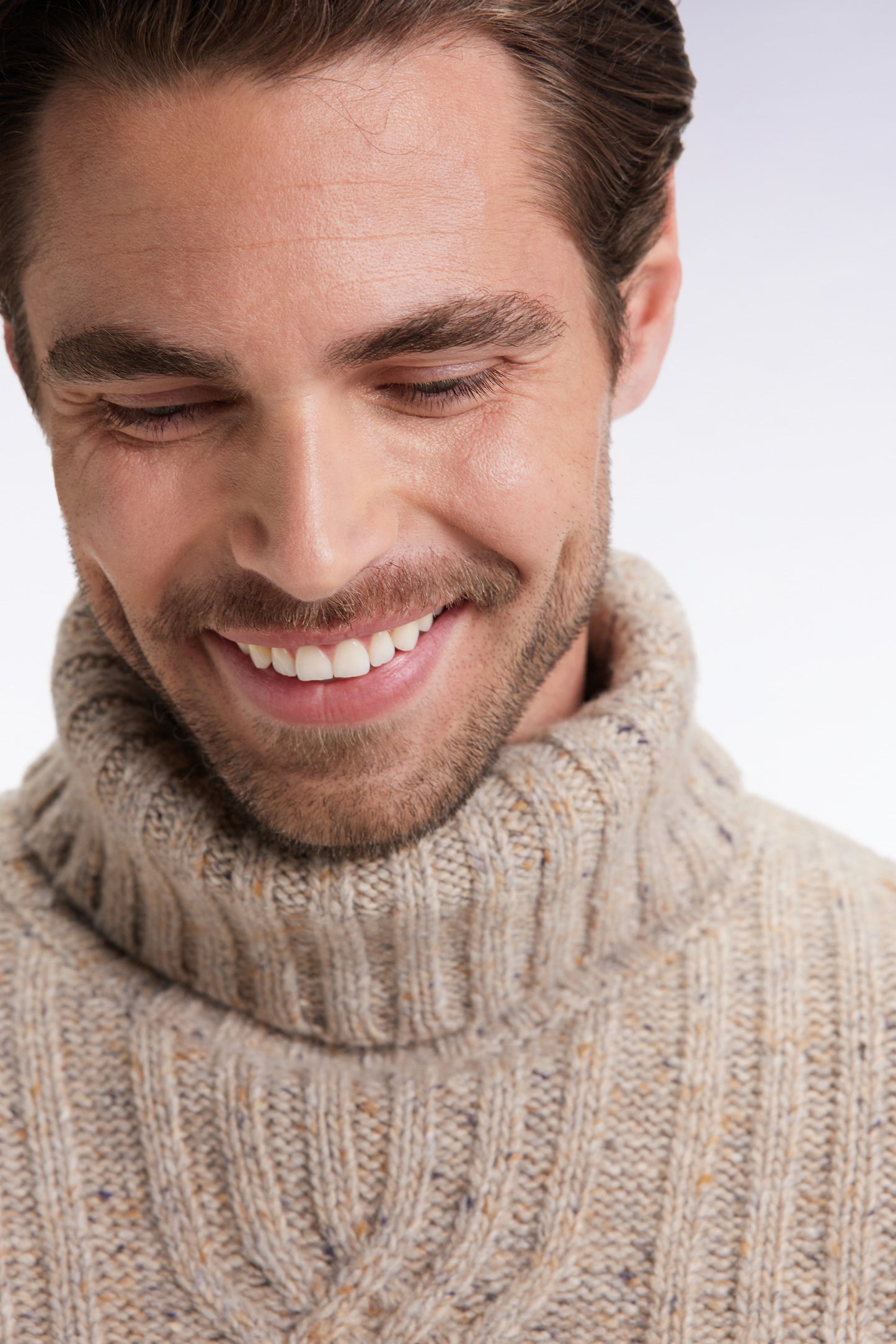 Pull col roulé en laine vierge mélangée beige
