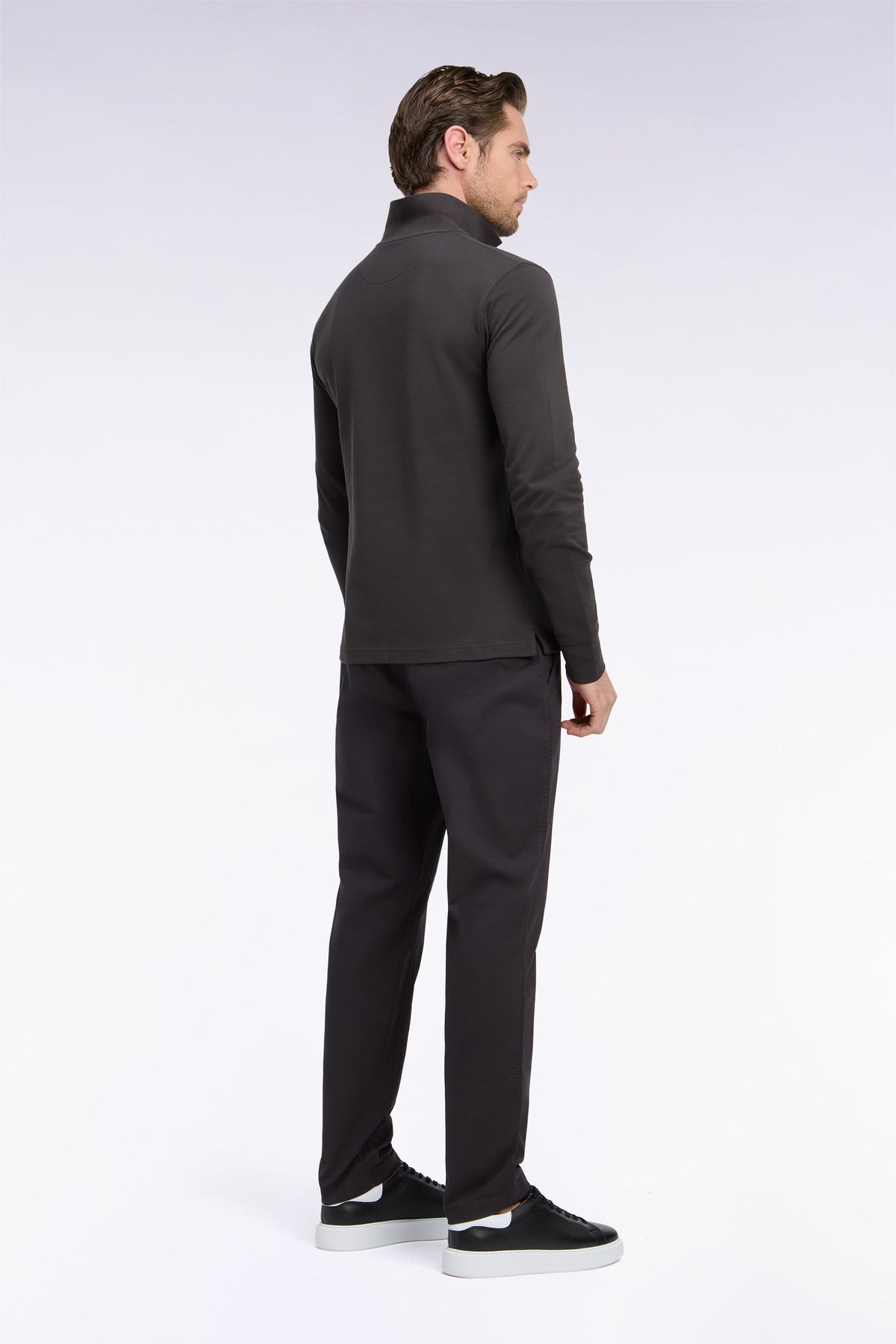Pantalon chino sans plis en piqué de coton stretch marron coupe regular