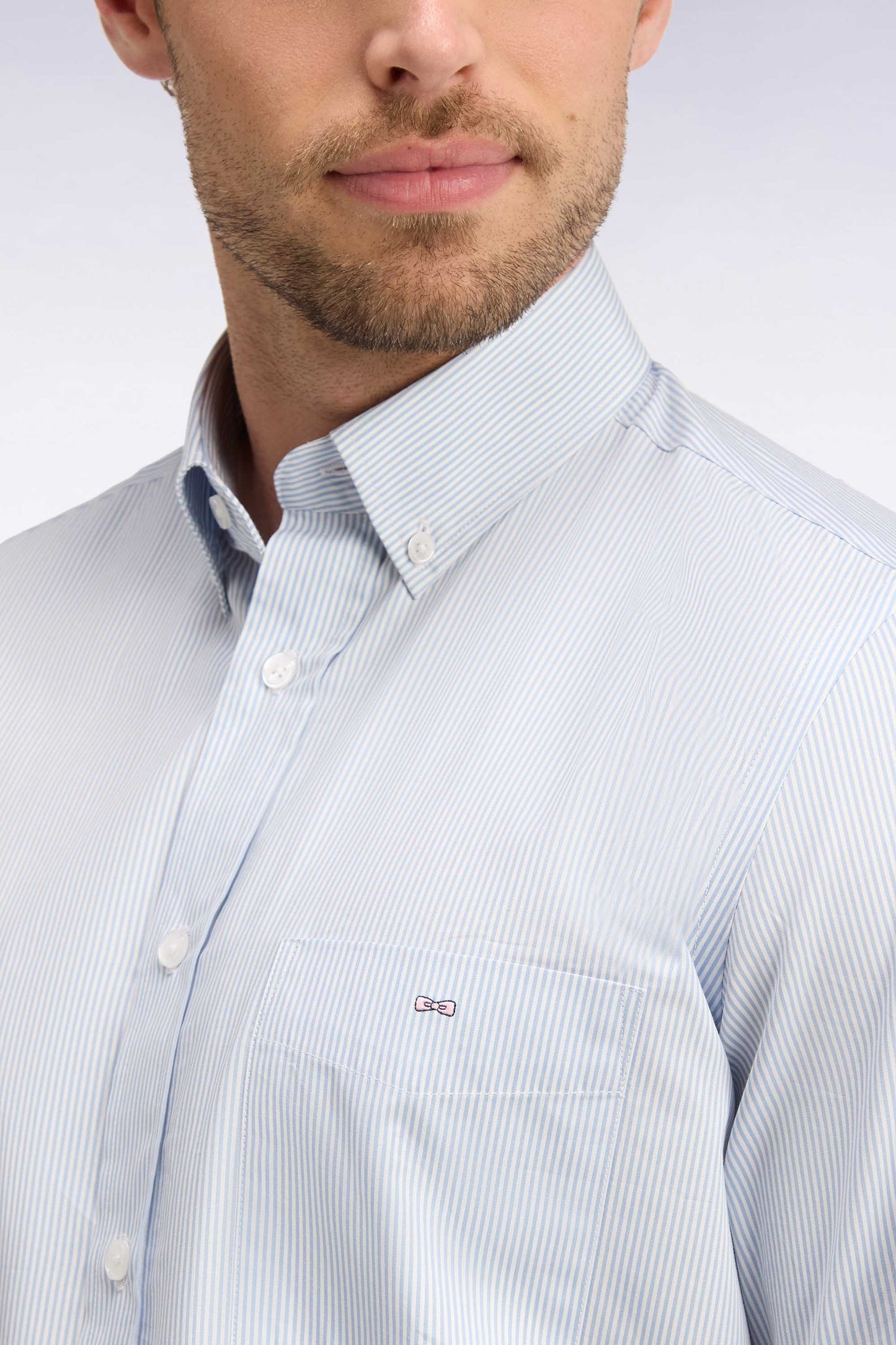 Chemise en coton blanc à fines rayures ciel coupe droite