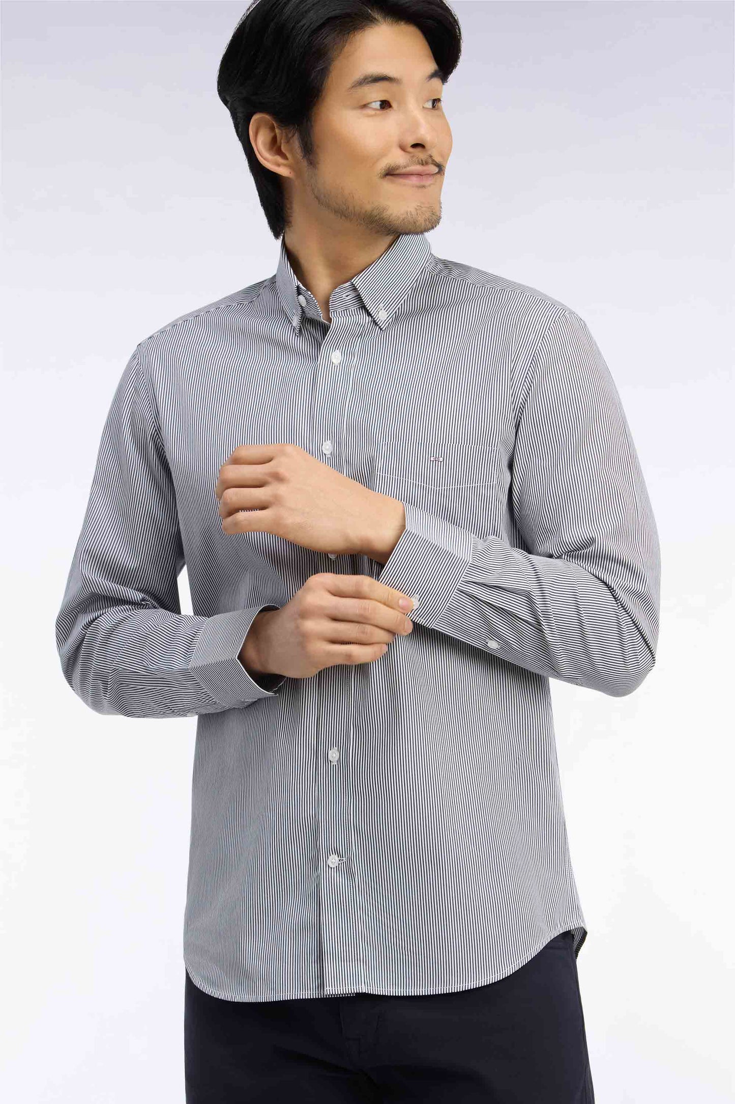 Chemise en coton blanc à fines rayures marine coupe droite