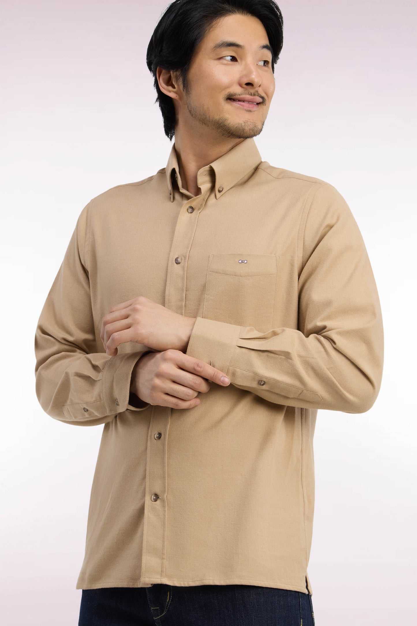 Chemise unie en coton caramel coupe droite