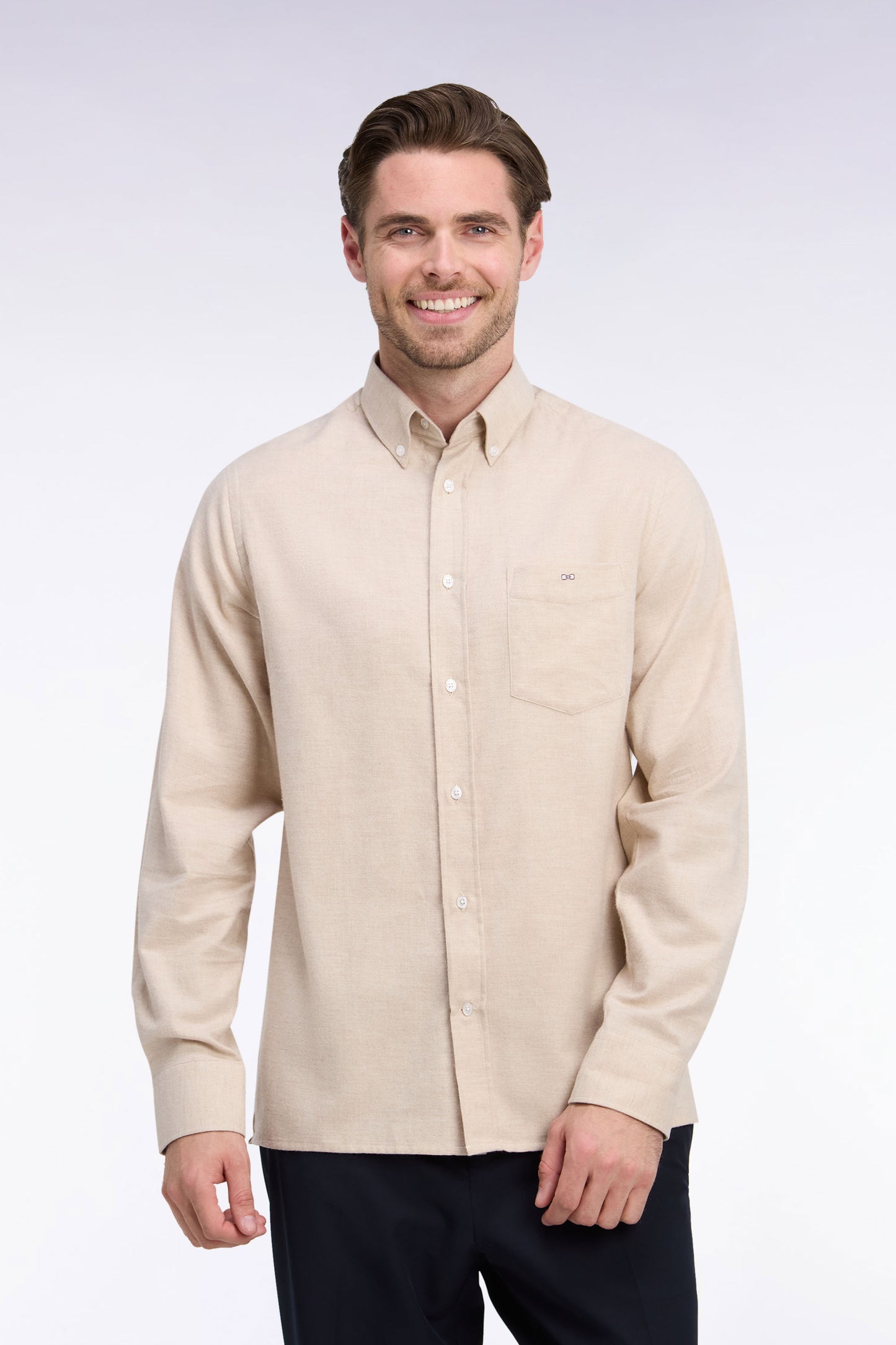 Chemise unie en coton camel coupe droite