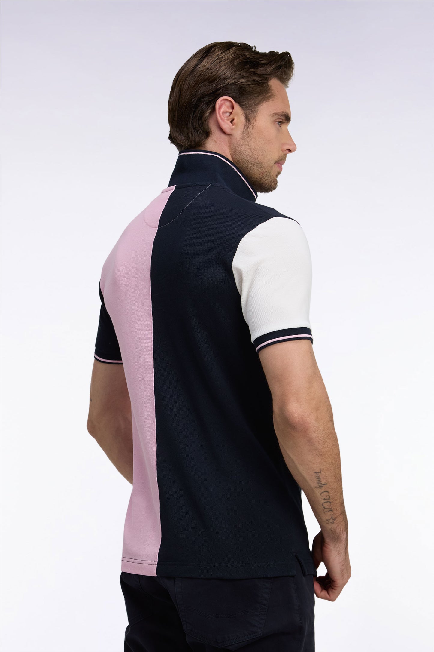 Polo manches courtes à découpe marine et roses coupe droite