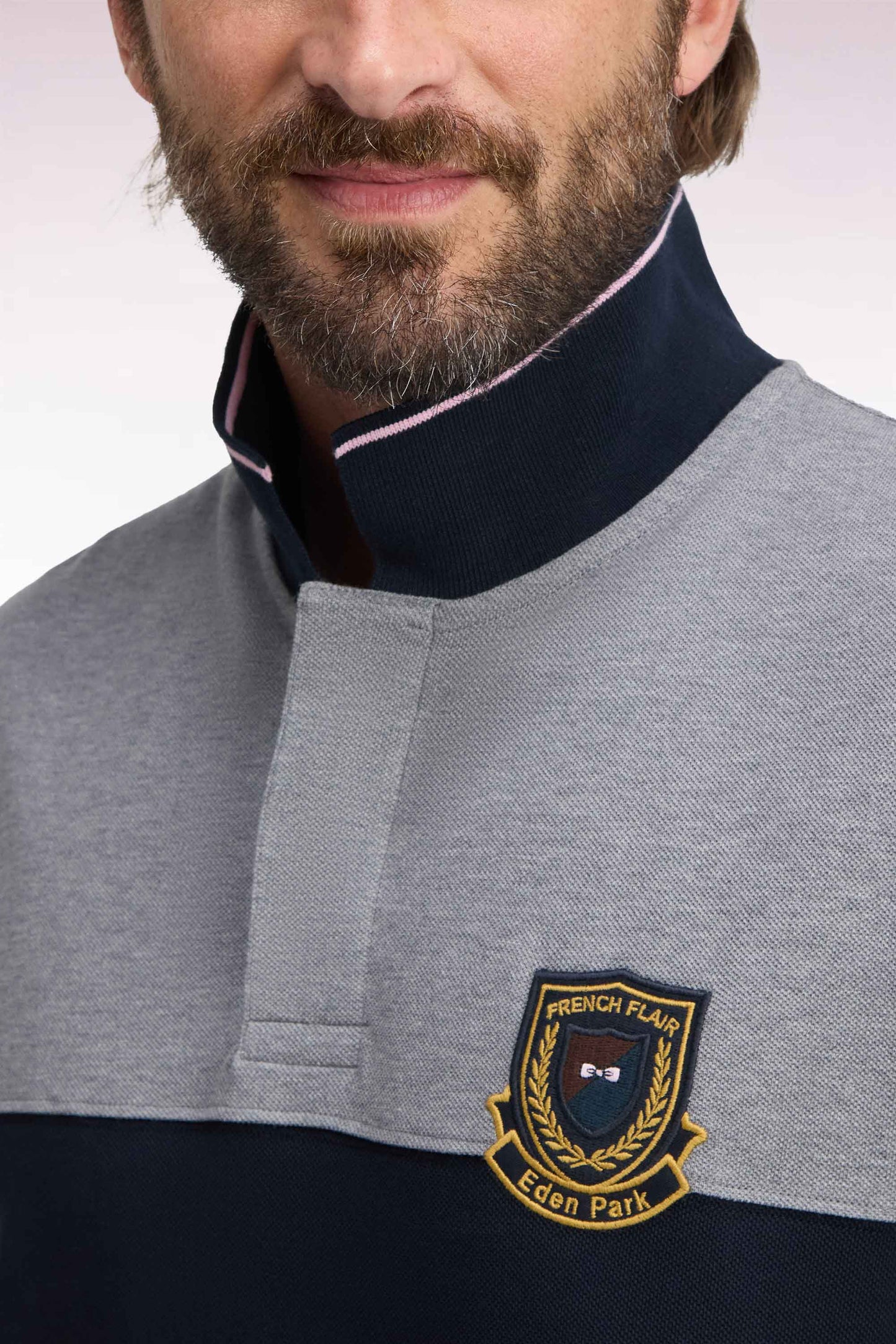 Polo manches courtes en coton gris à découpes et écusson coupe droite