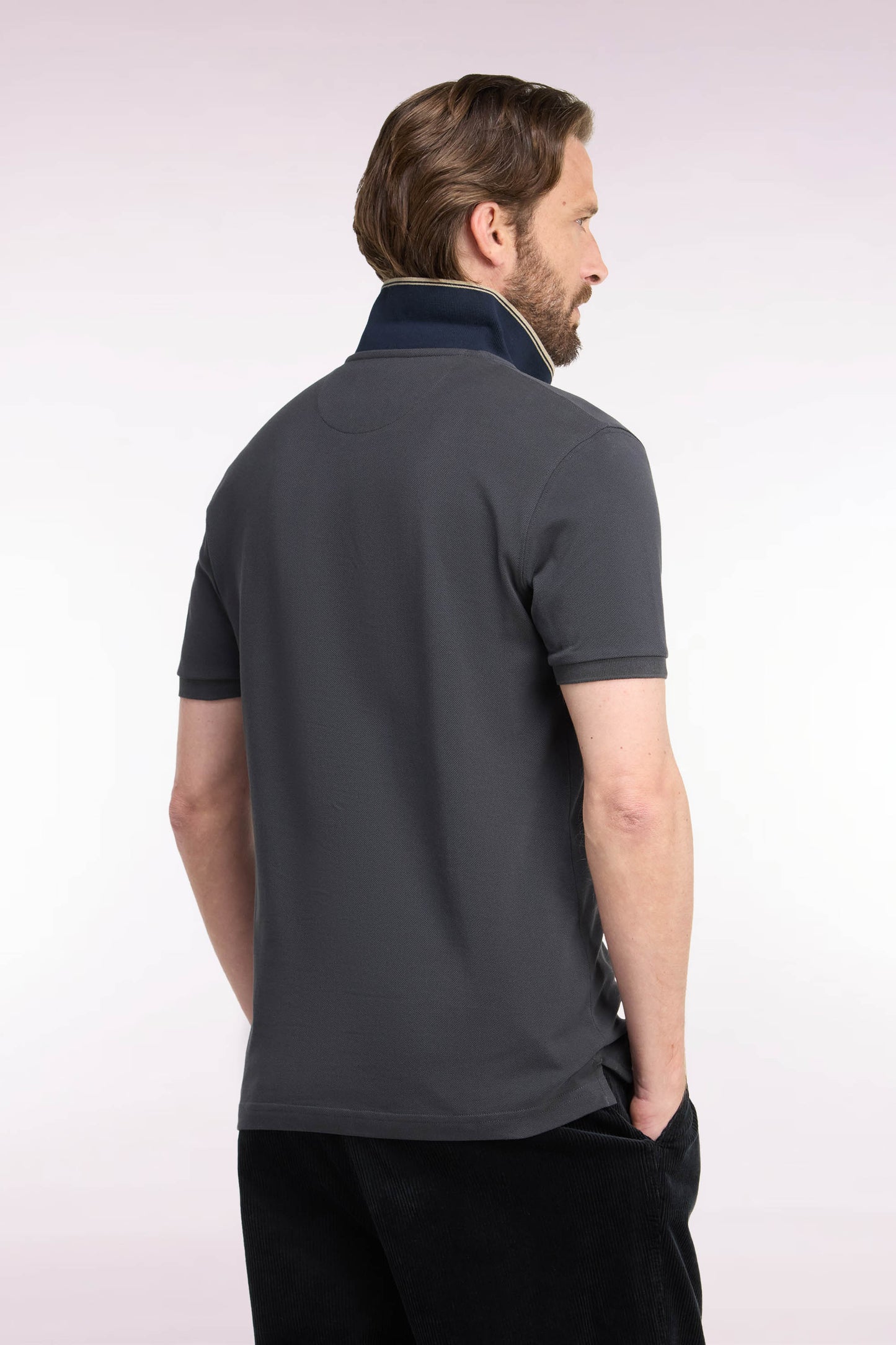 Polo manches courtes en coton gris foncé à écusson coupe droite