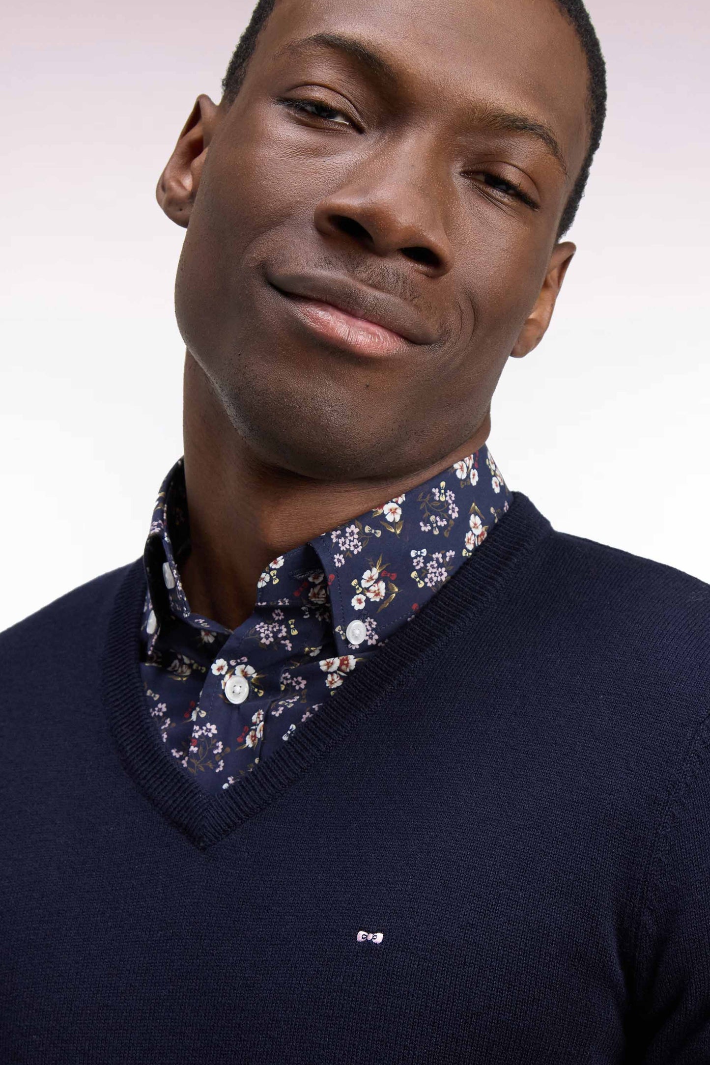 Pull col V en laine et coton marine coupe droite