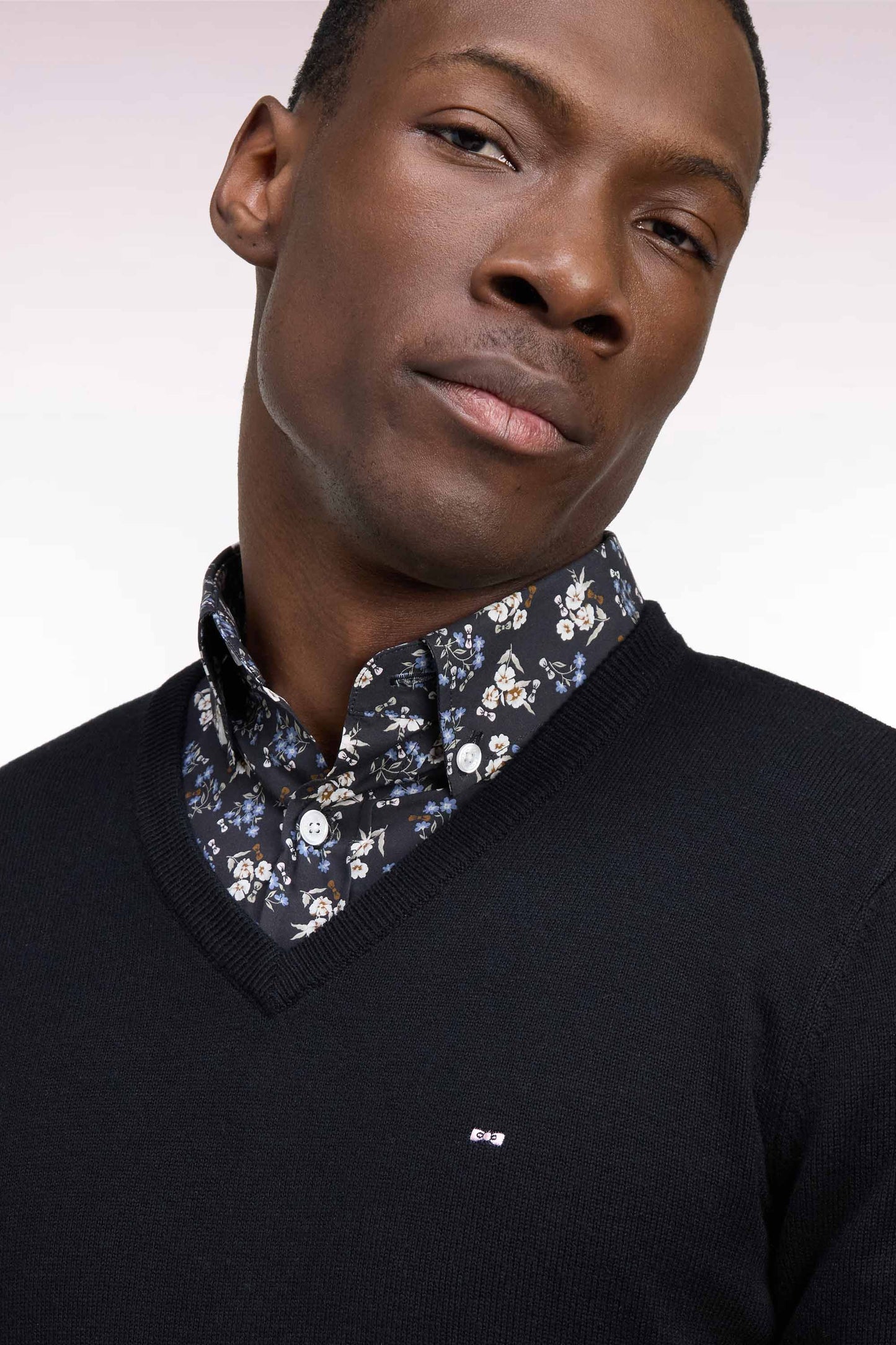 Pull col V en laine et coton noir coupe droite