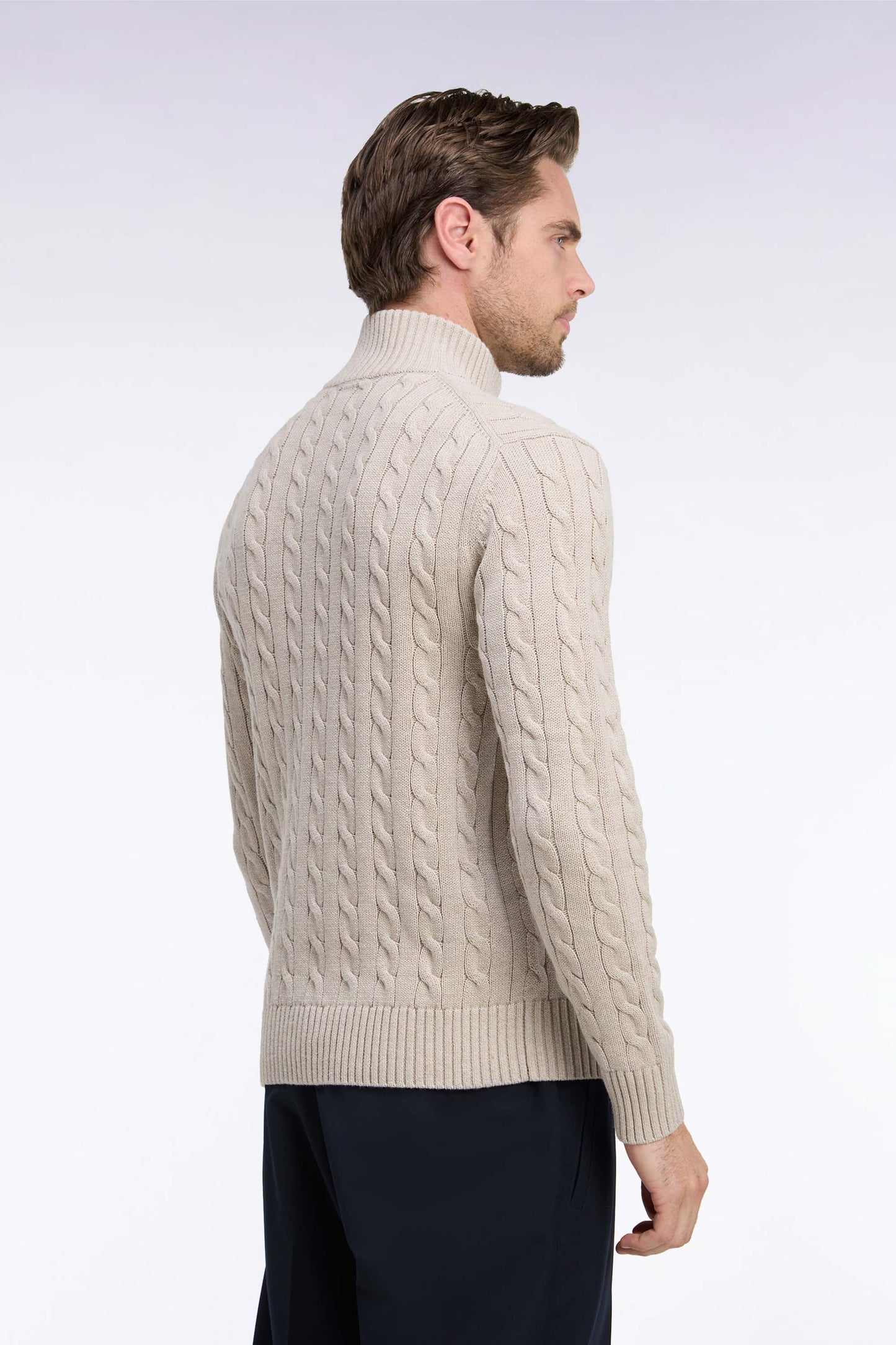 Pull à torsades à col camionneur en coton beige coupe droite