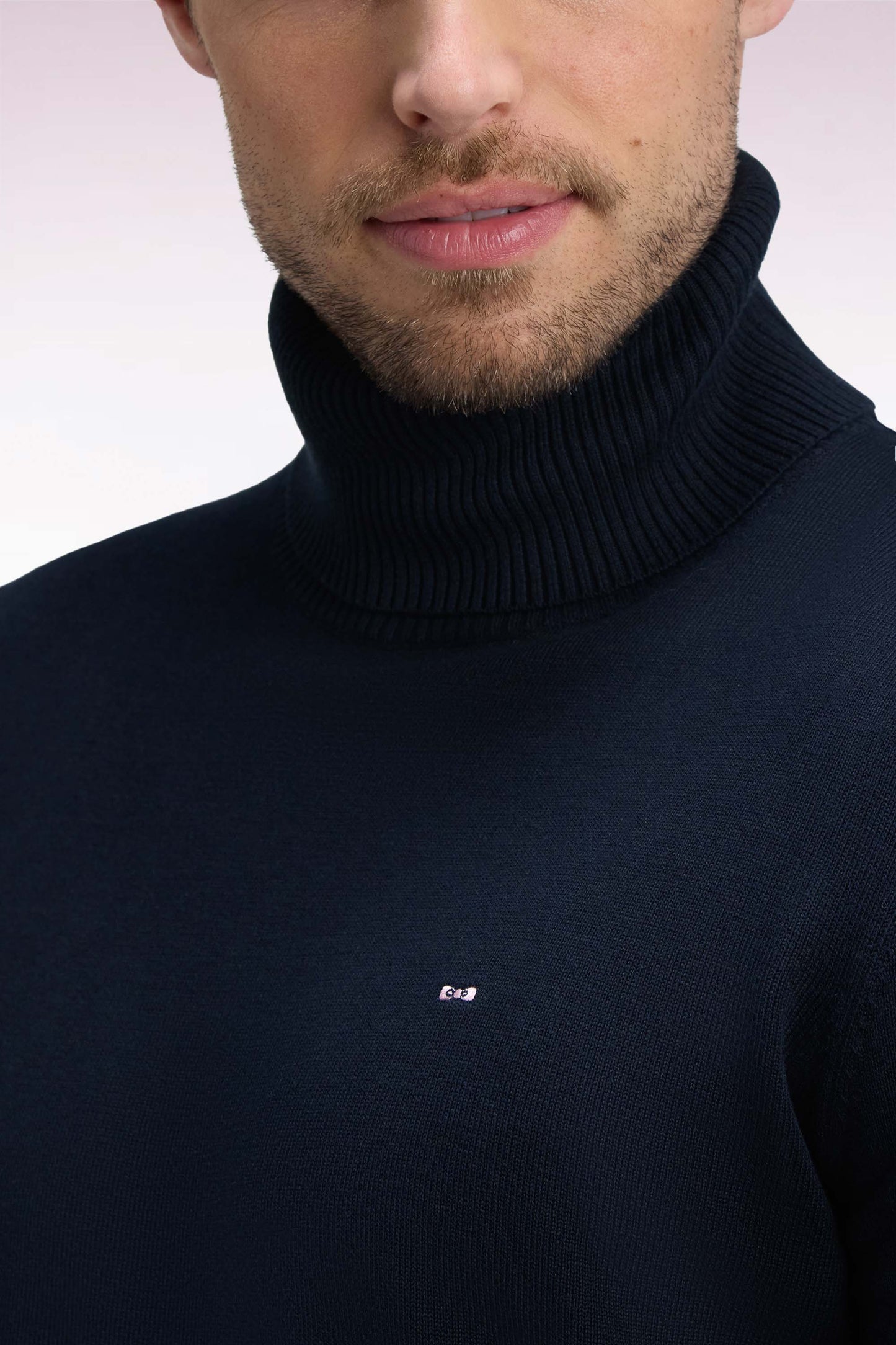 Pull à col roulé en coton et viscose marine coupe droite