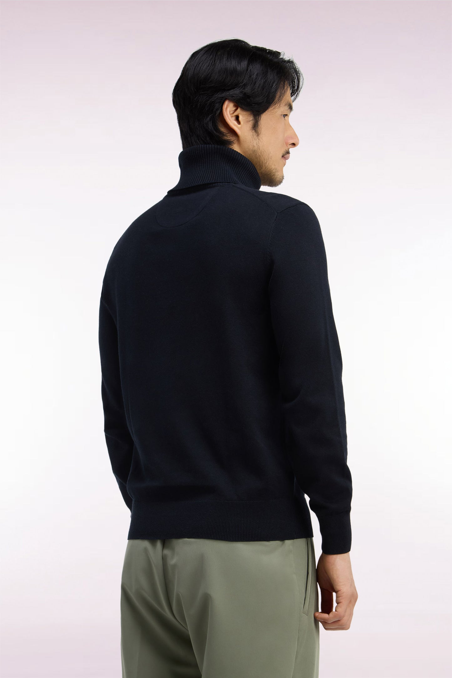 Pull à col roulé en coton et viscose noir coupe droite
