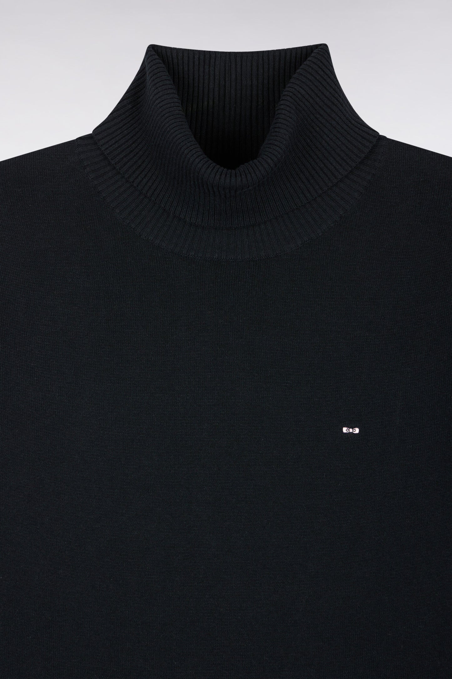 Pull à col roulé en coton et viscose noir coupe droite