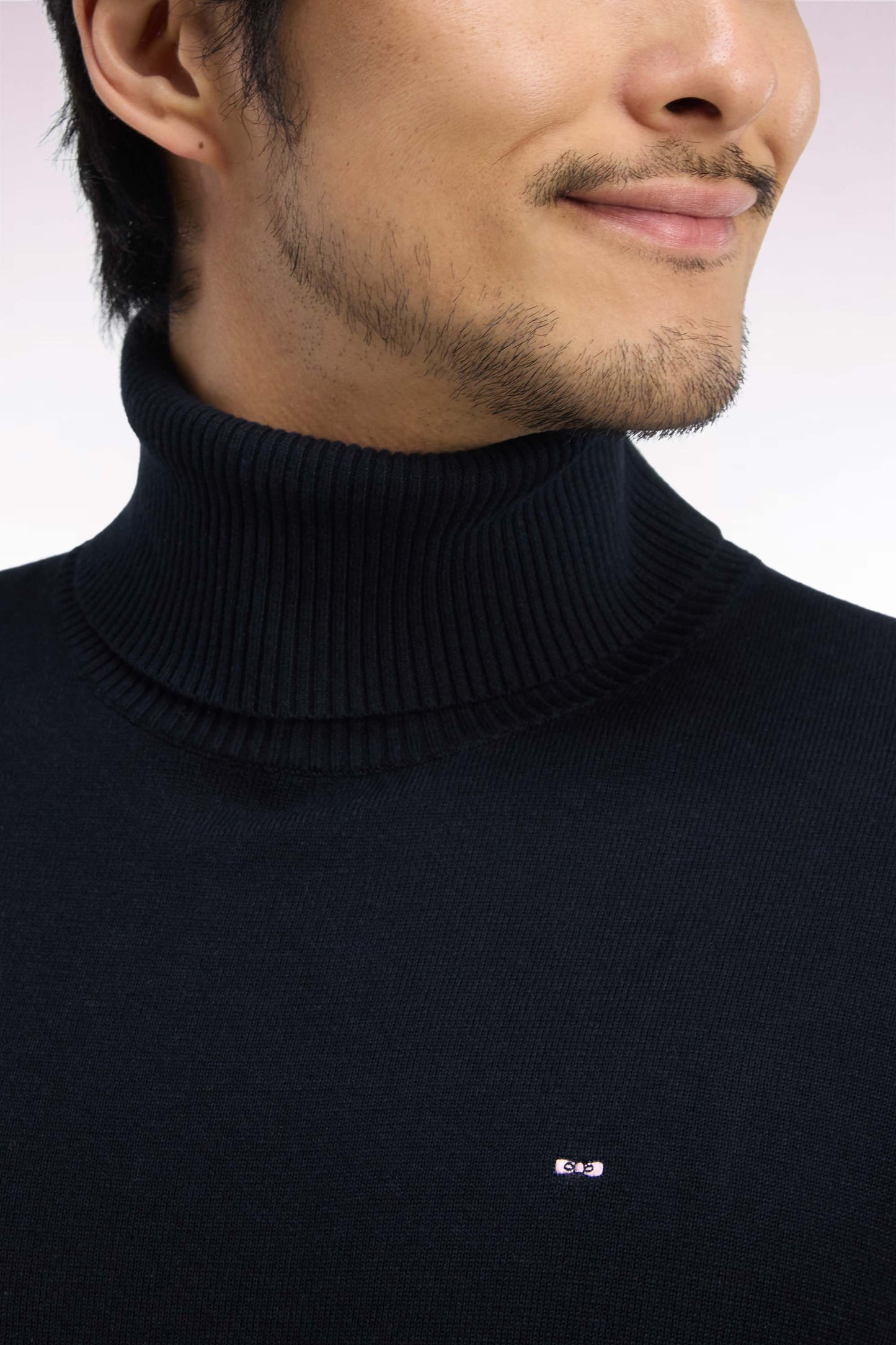 Pull à col roulé en coton et viscose noir coupe droite