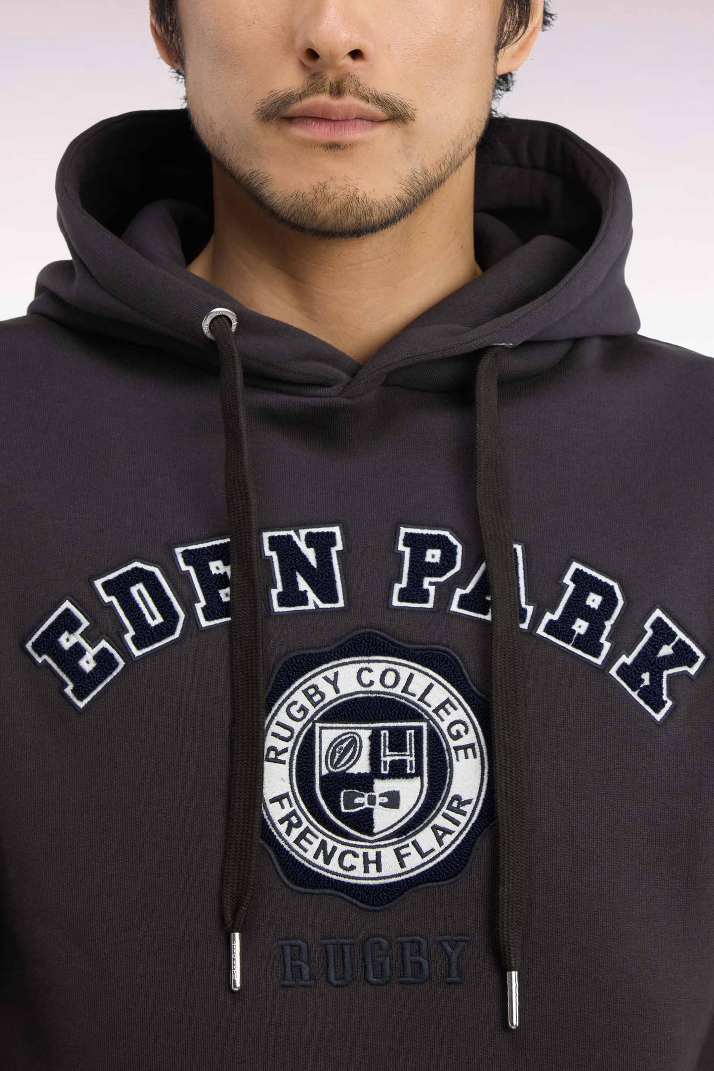 Sweatshirt à capuche en molleton marron broderie héritage rugby coupe droite