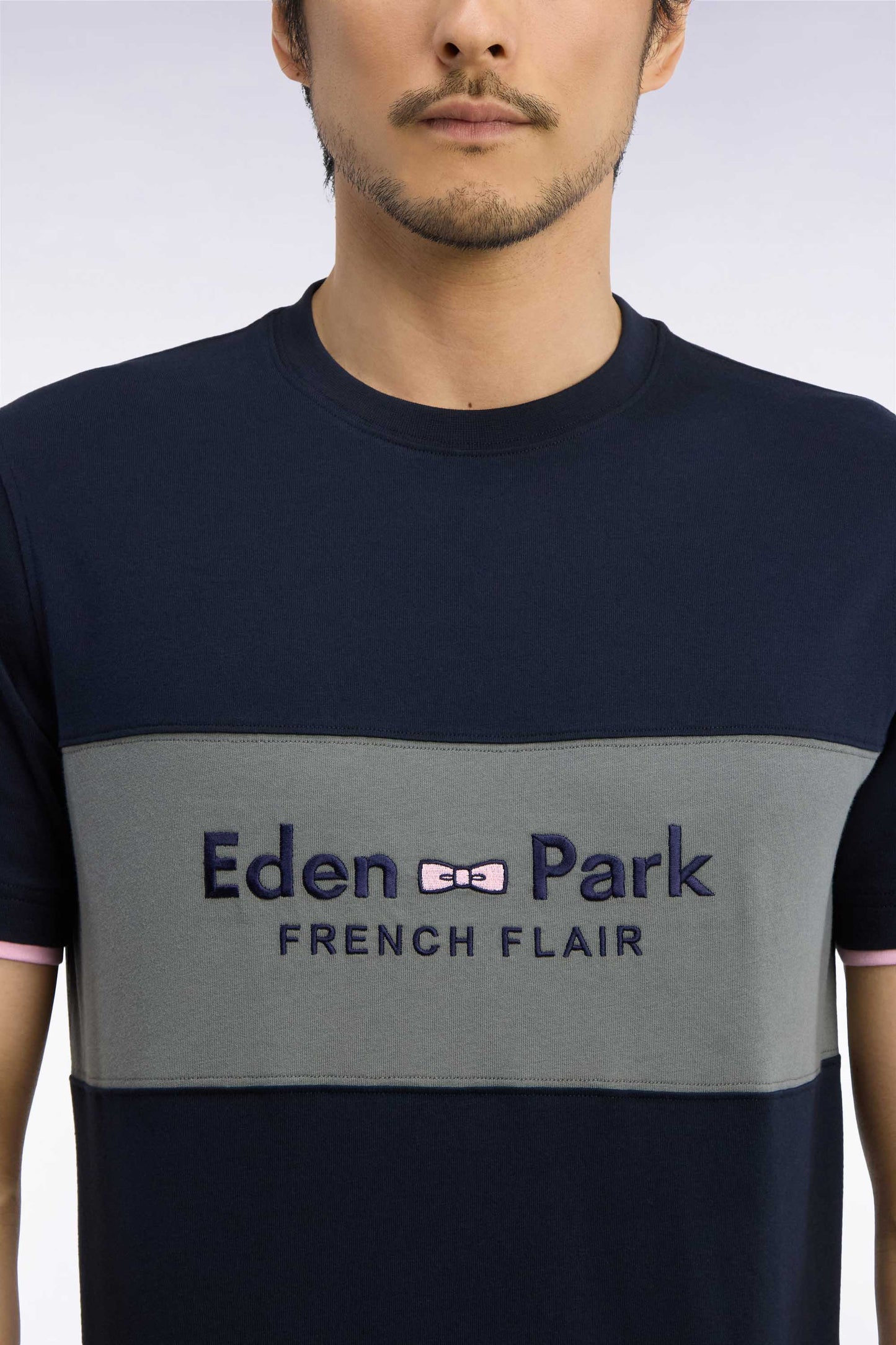 T-shirt manches courtes bicolore à découpe kaki brodé coupe droite