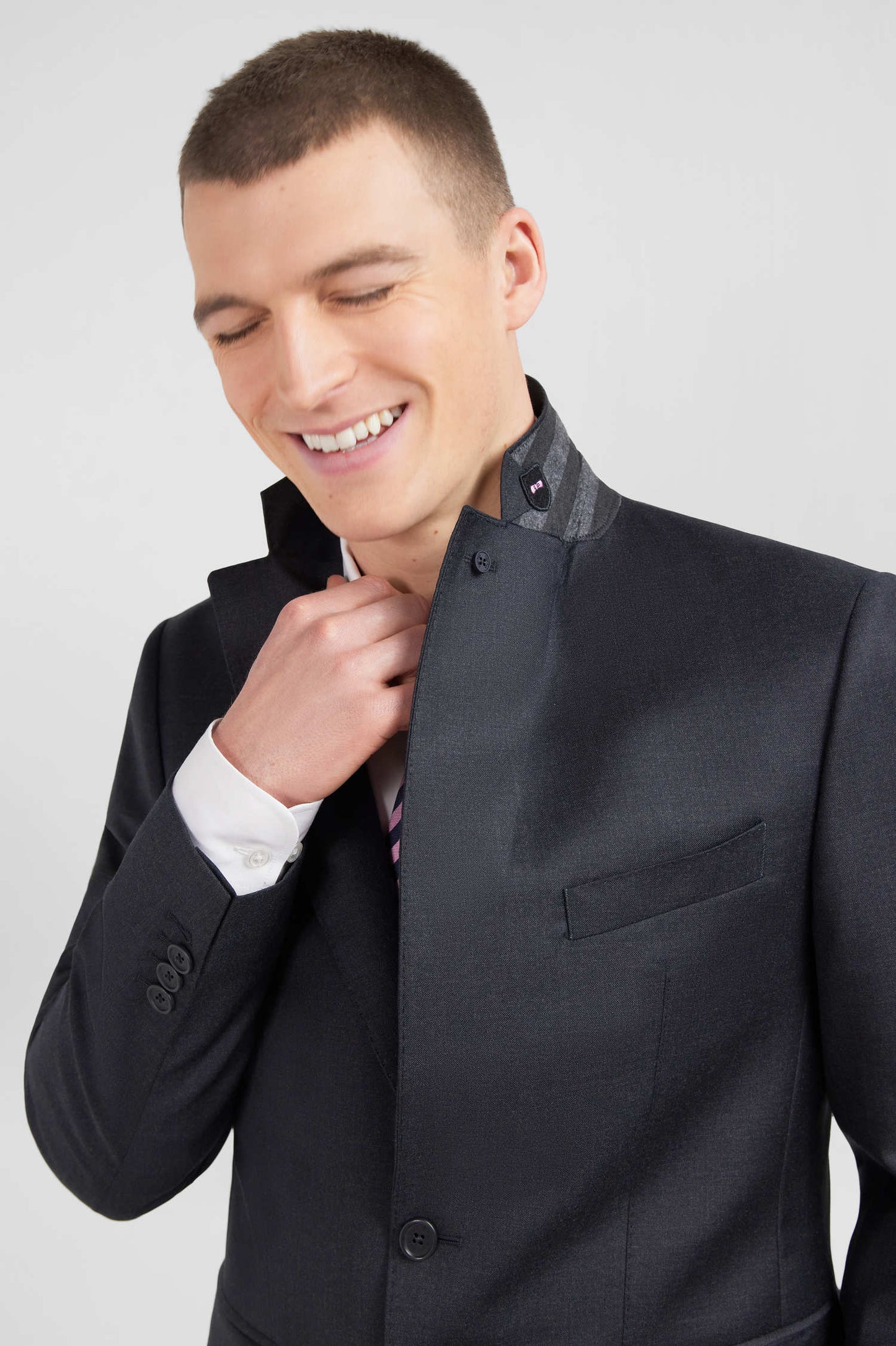 Fitted suit in dark grey wool