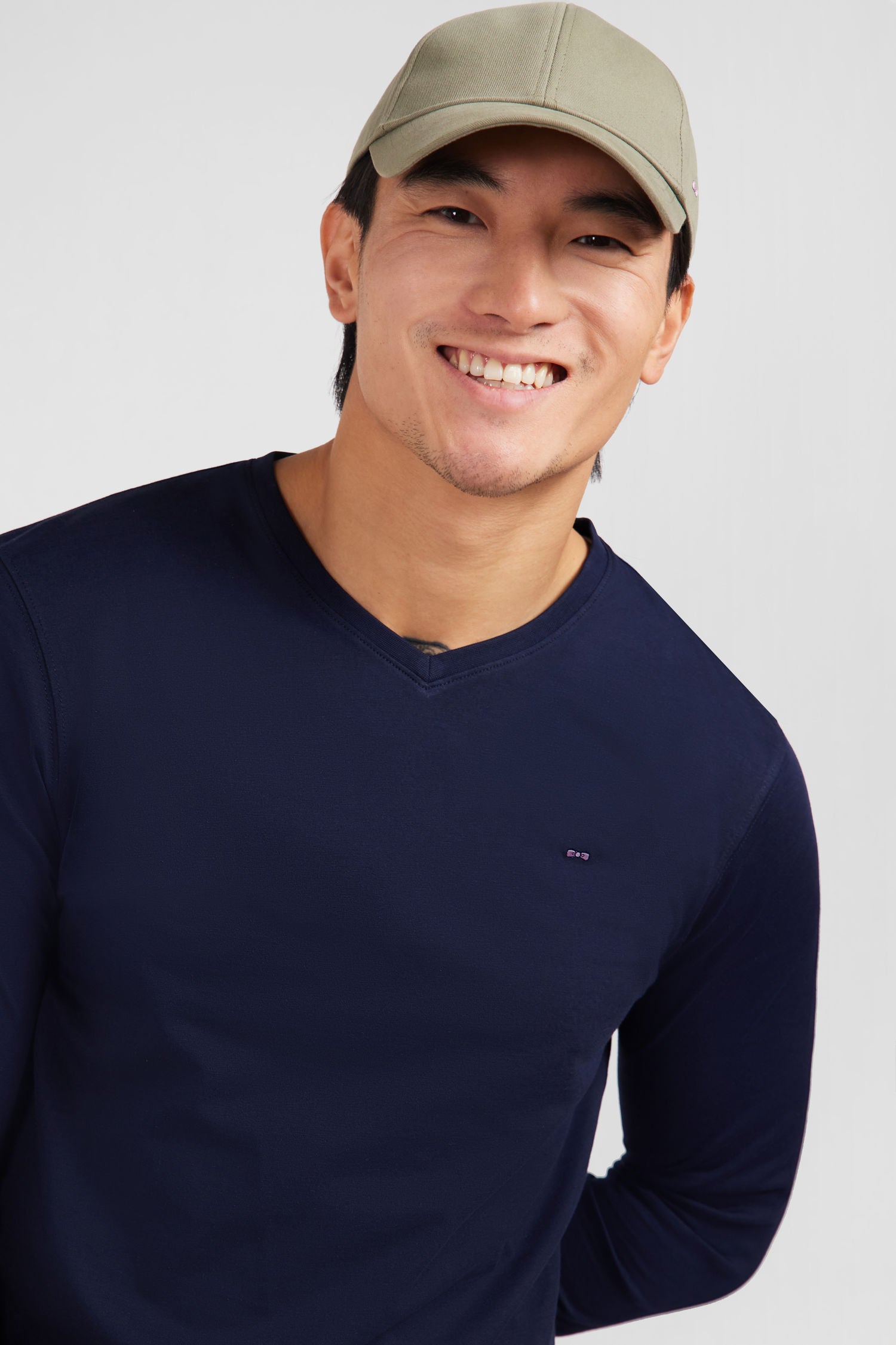 Long sleeved navy blue V neck t-shirt