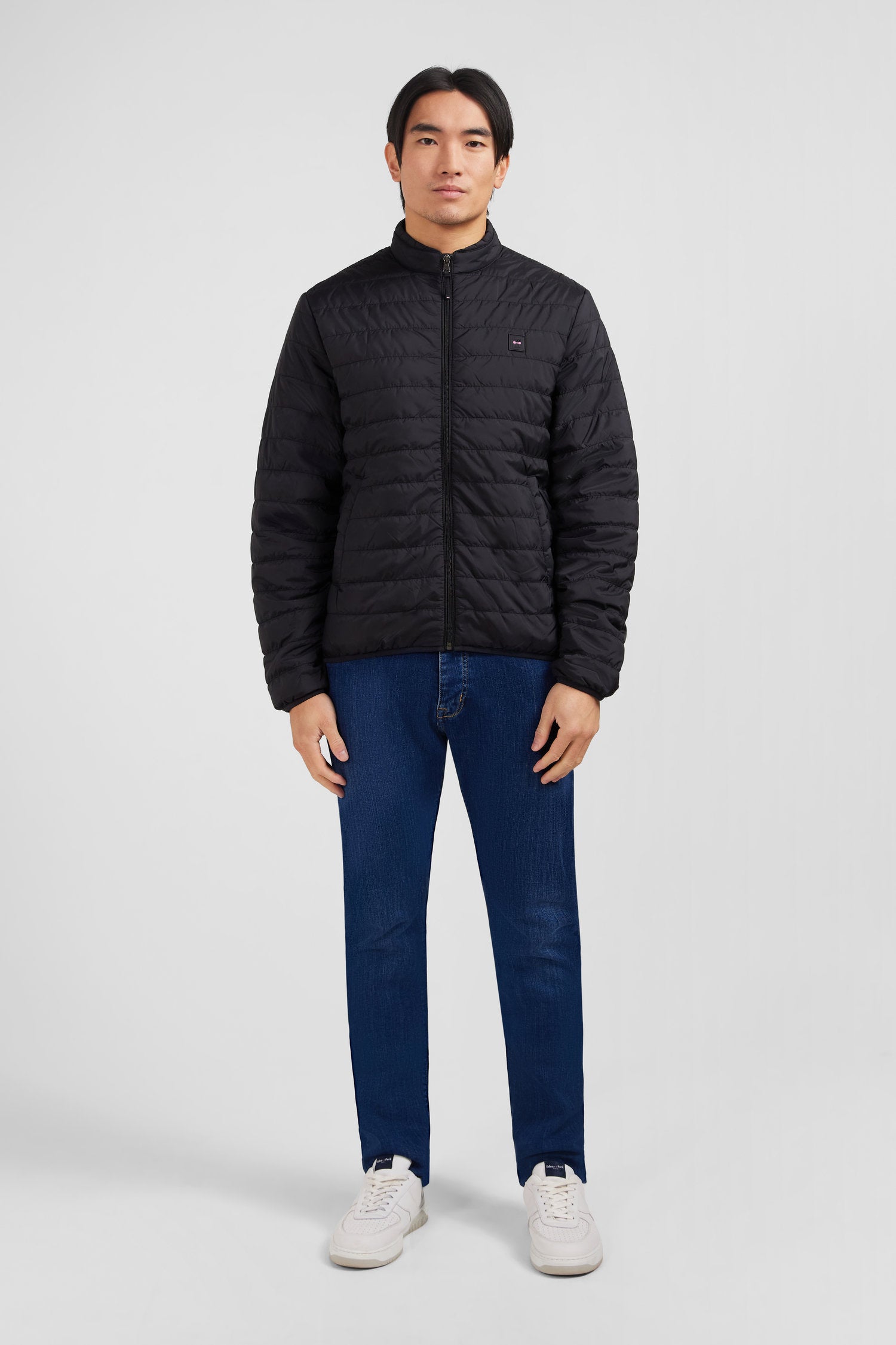 Lightweight, long-sleeved puffa jacket in black