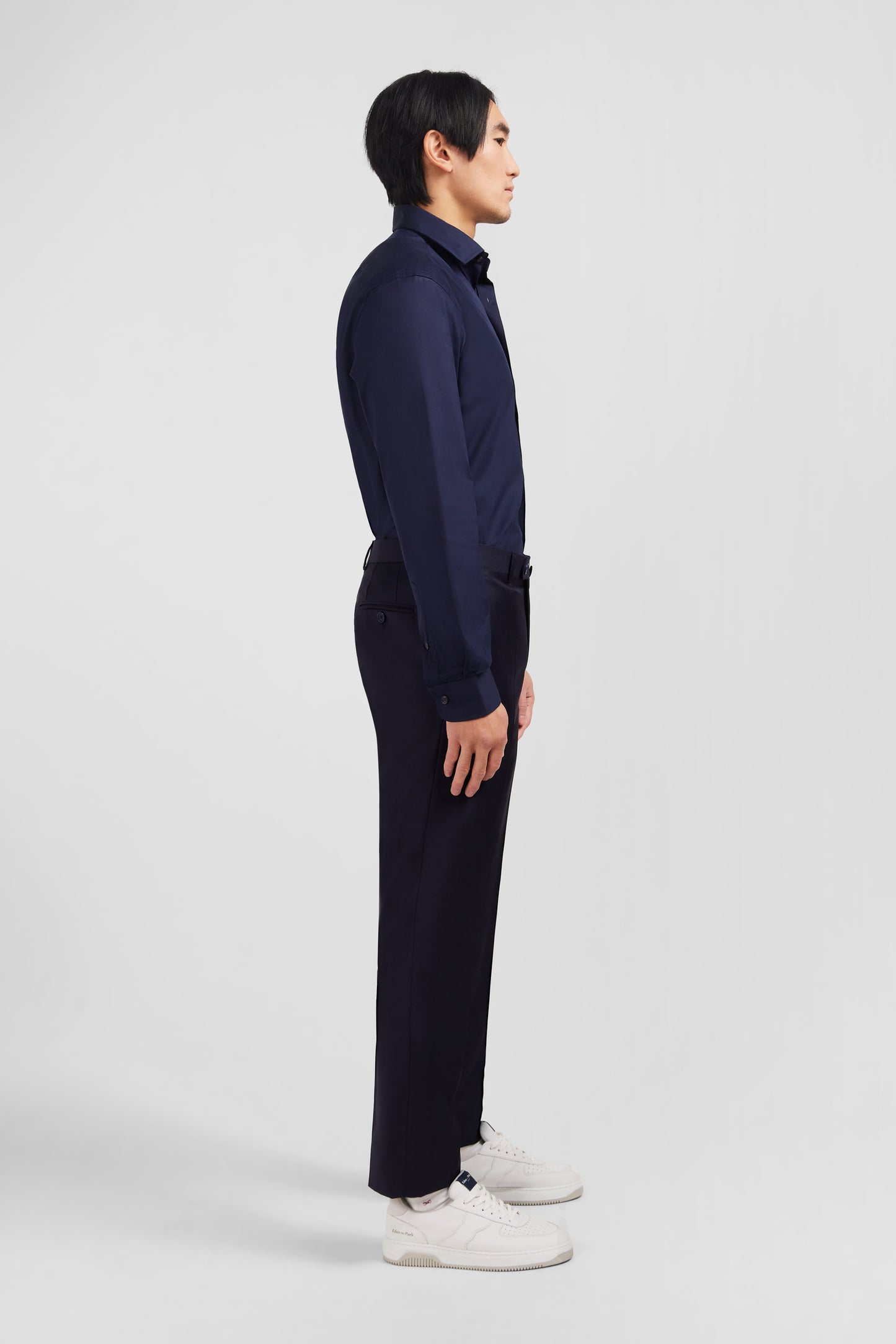 Regular dark blue wool trousers with broken fold