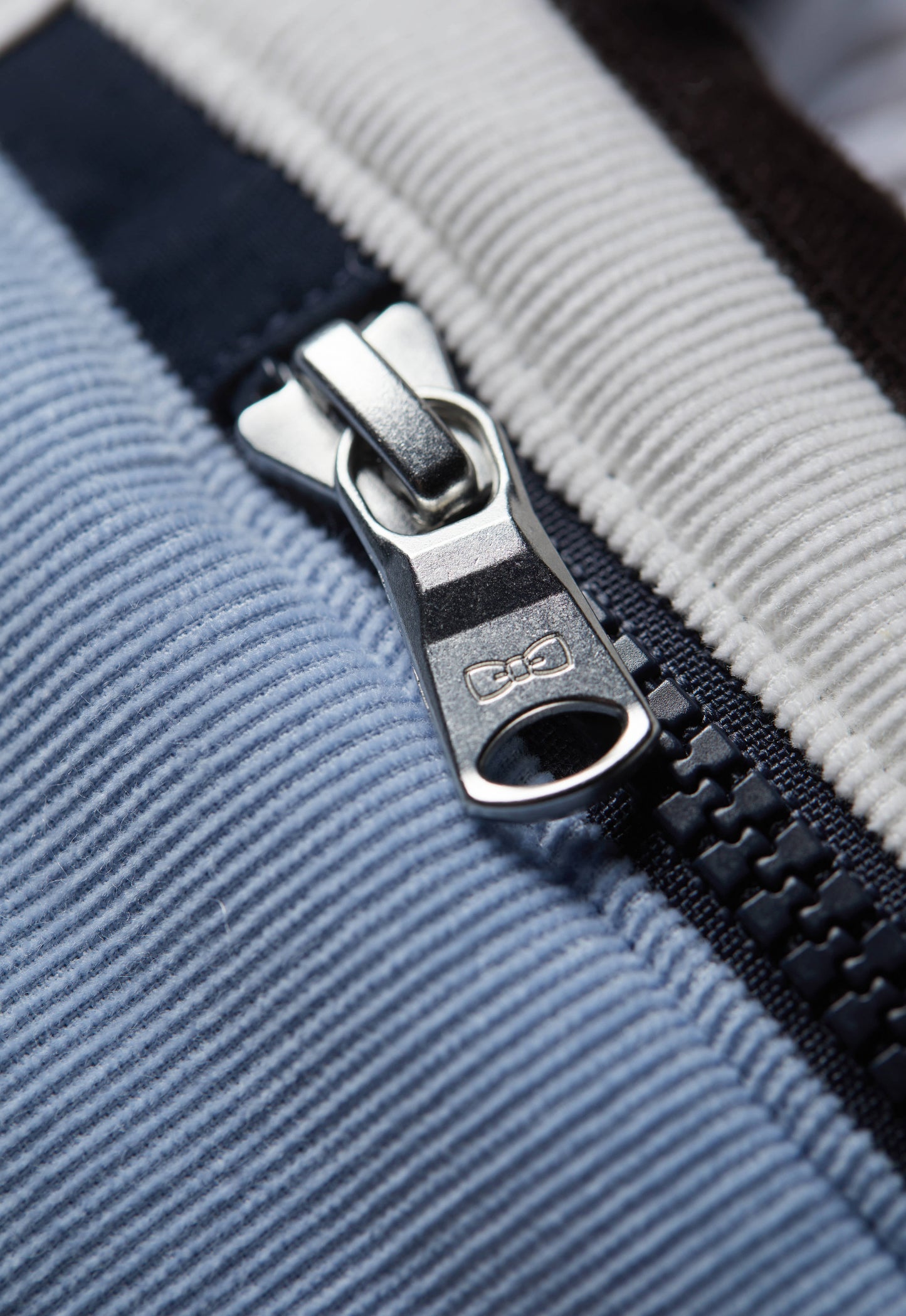 Sac banane en velours rayé bleu et écusson upcyclé Pap'Atelier