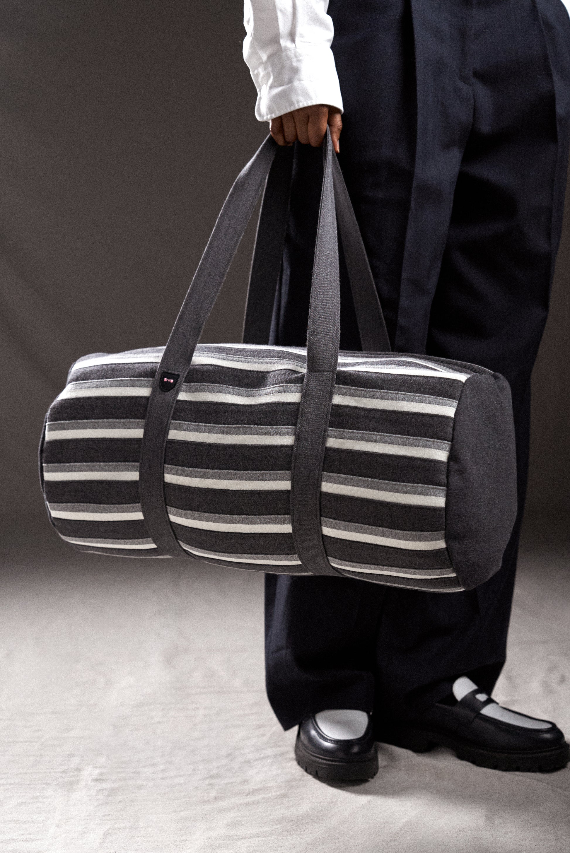 Sac polochon PAP'Atelier en galons rayés gris et blanc