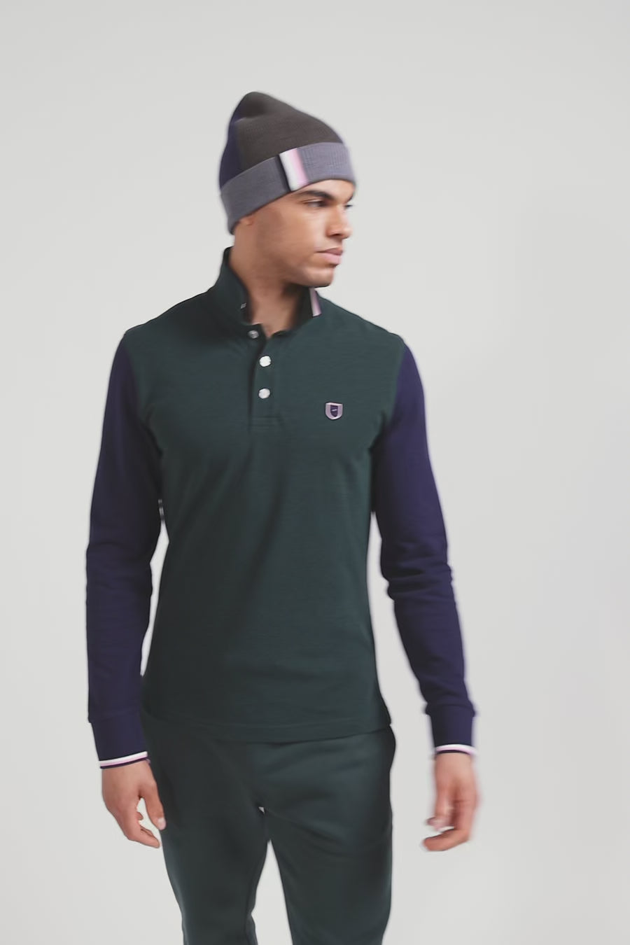 Regular green long-sleeved cotton piqué polo shirt with jacquard collar and rubber badge