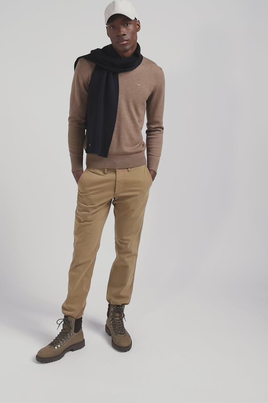 Regular camel wool and cotton V-neck jumper with striped details