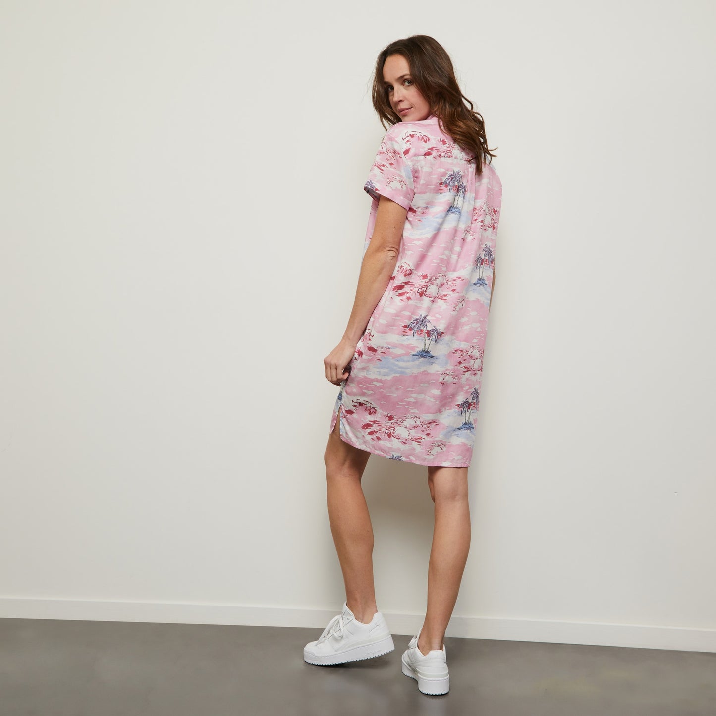 Short-sleeved dress with Hawaii print