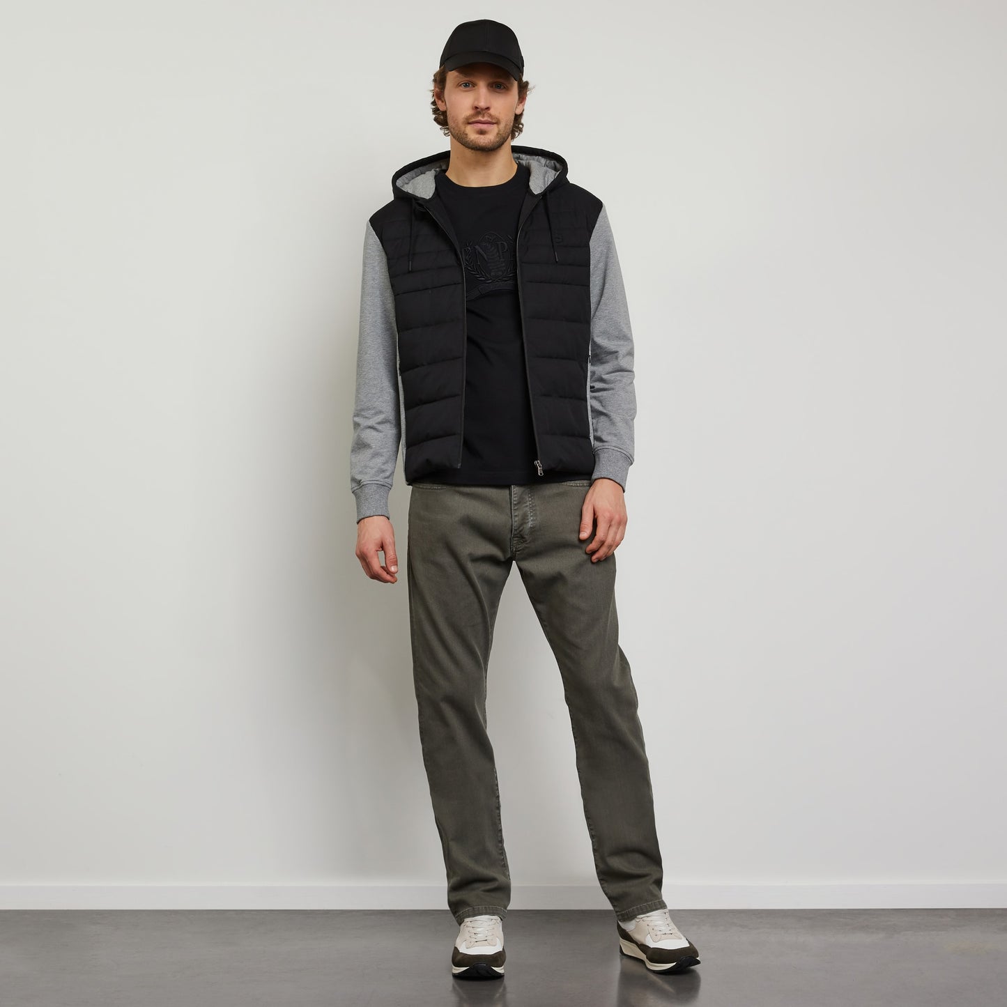 Colour-block zipped sweatshirt with hood
